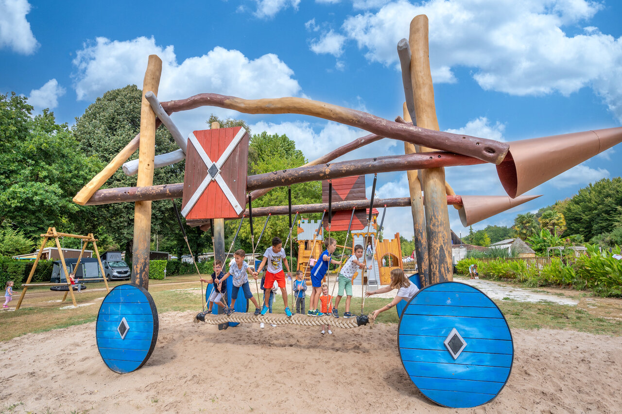 Jeux enfants sur structure en bois au camping CLICOCHIC Moulin du Roch � Saint Andre D'Allas (24).