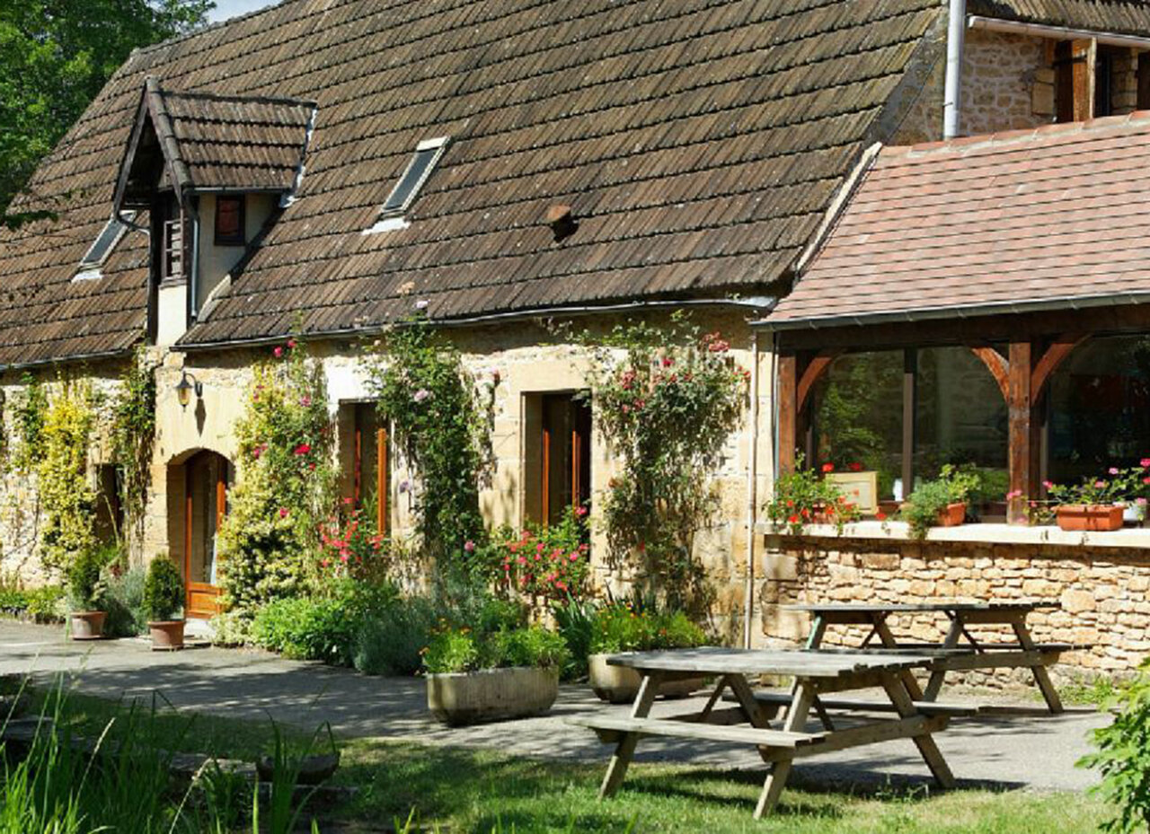 B�timent pierre, tables pique-nique au camping CLICOCHIC Moulin du Roch � Saint Andre D'Allas.