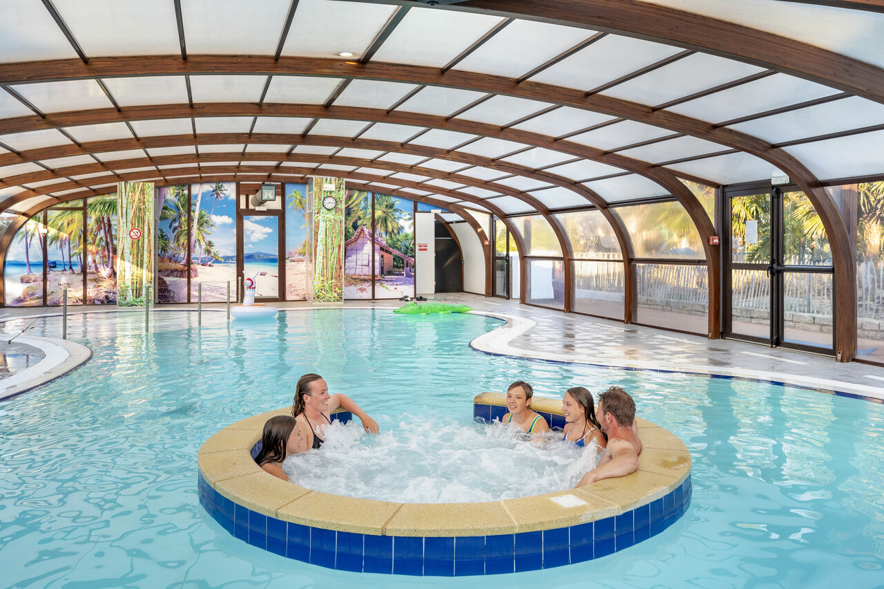 Piscine couverte avec jacuzzi, famille, au camping VAGUES OCEANES Moustoir Carnac (56).