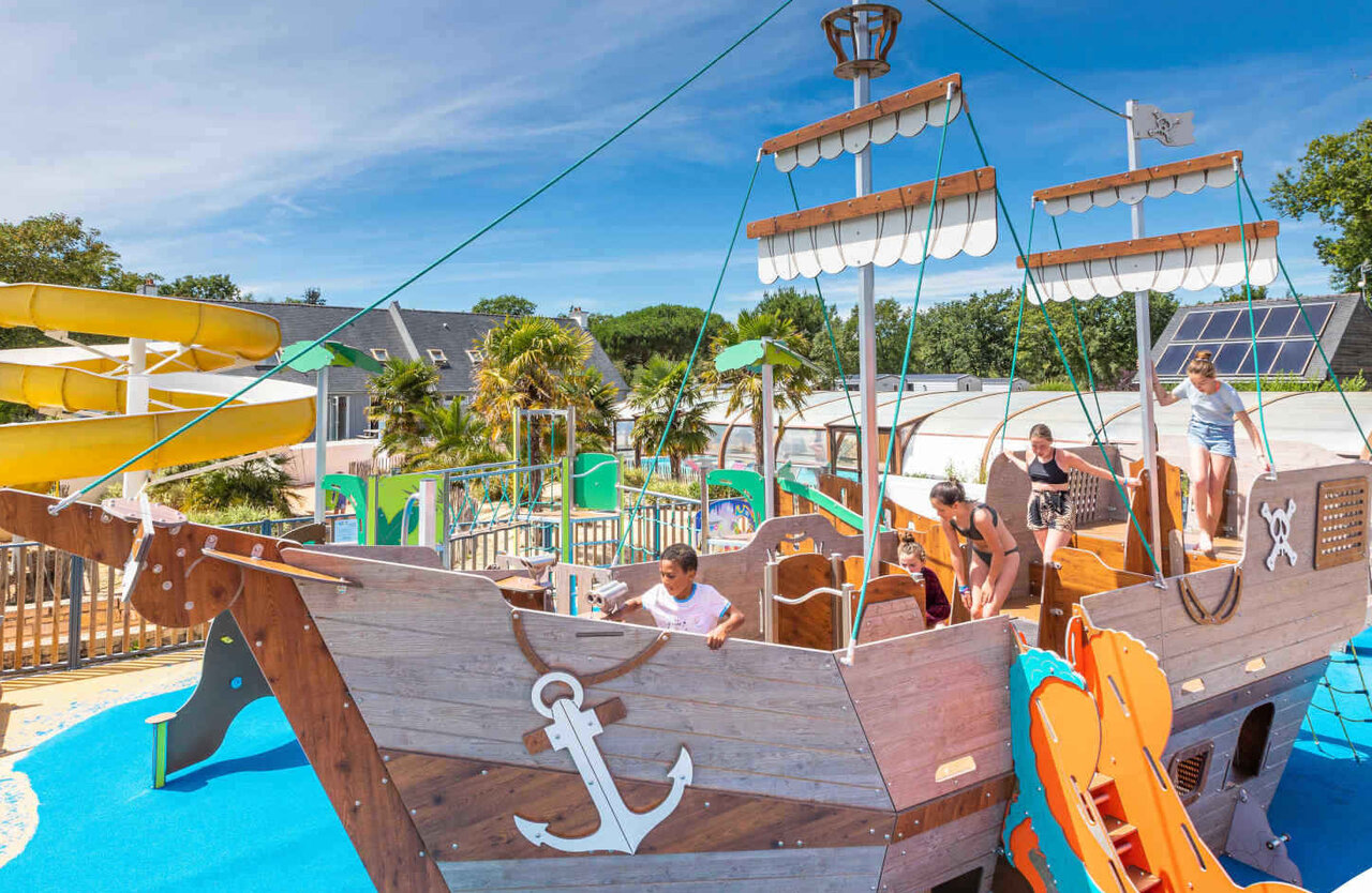 Bateau pirate et toboggans aquatiques pour enfants au camping VAGUES OCEANES Moustoir � Carnac (56).