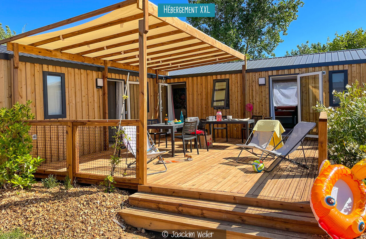 Mobil-home XXL, terrasse couverte, transats au camping VAGUES OCEANES Moustoir Carnac.