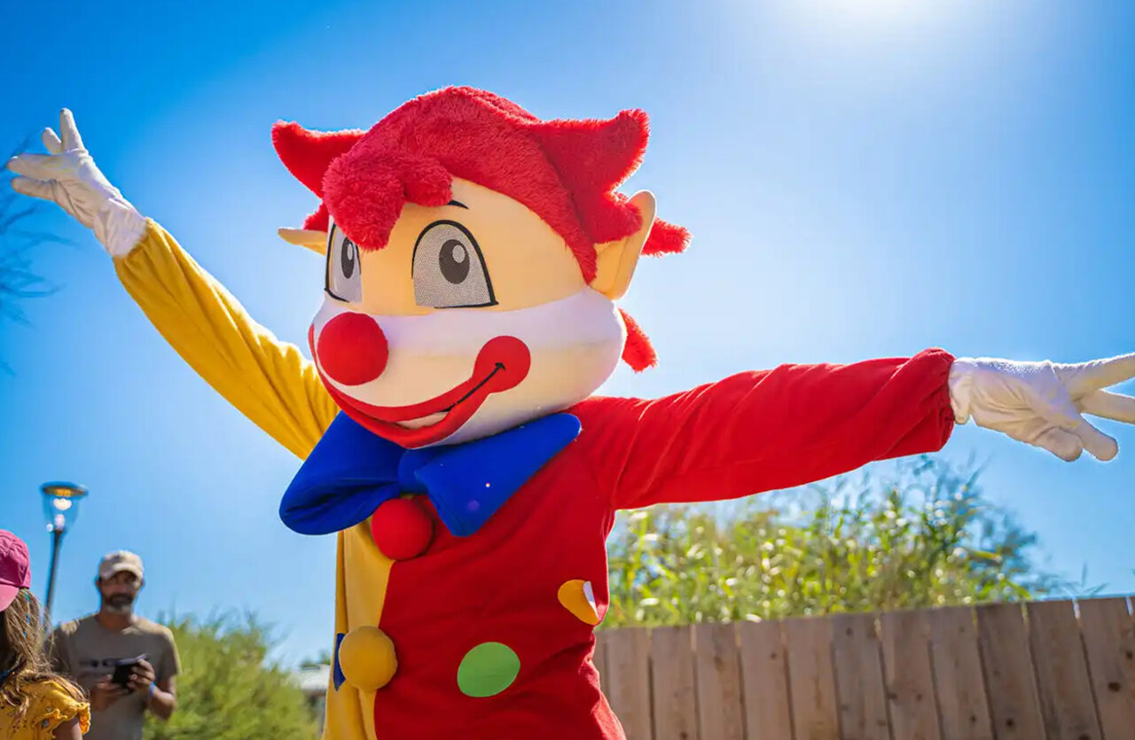 Mascotte de camping joyeuse pour l'animation au camping VAGUES OCEANES Moustoir � Carnac (56).