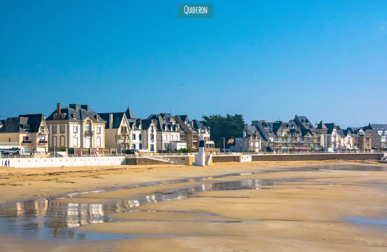 Plage de sable fin et maisons typiques de Quiberon, ville � visiter.