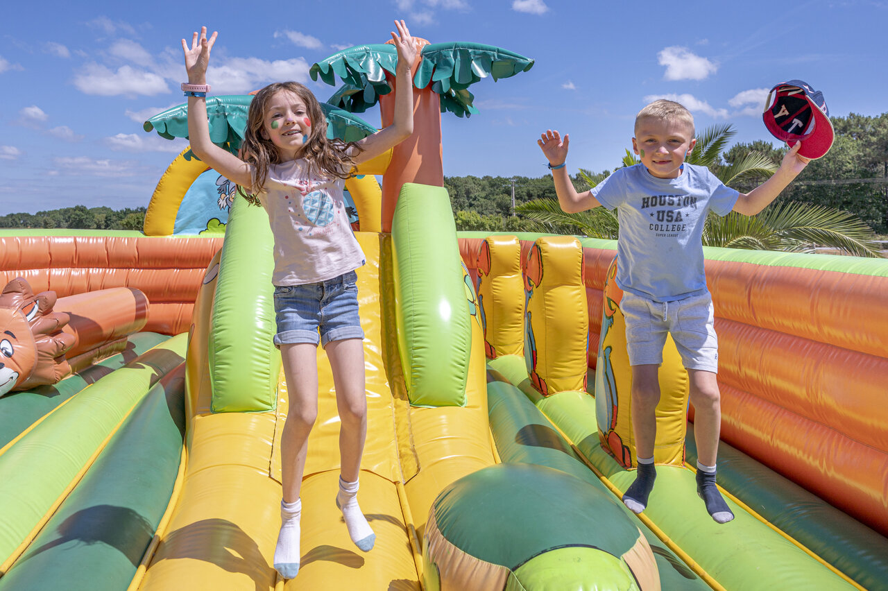 Enfants sautant sur jeu gonflable au camping VAGUES OCEANES Moustoir � Carnac (56).