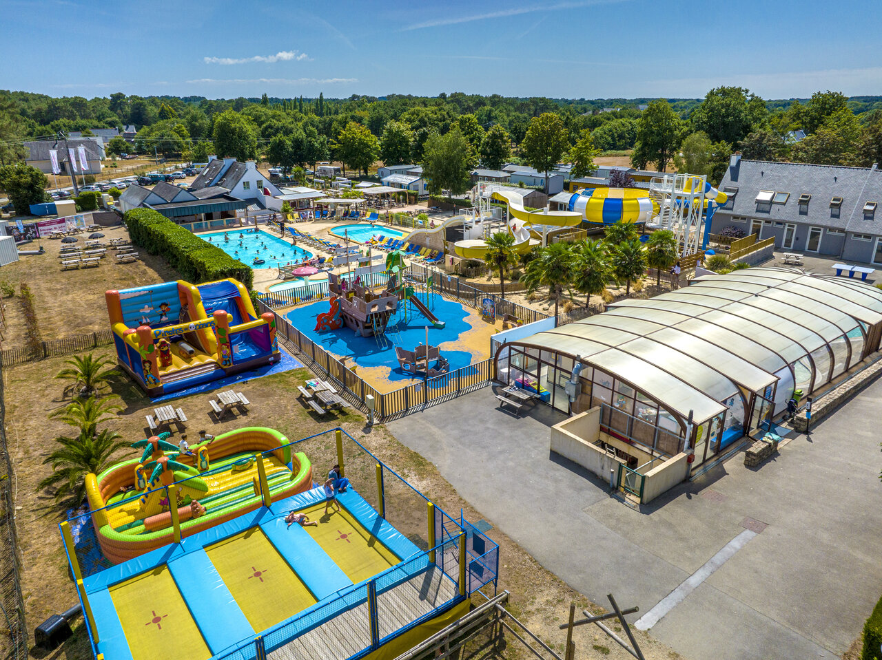 Piscines ext�rieures, toboggans aquatiques, aire de jeux au camping VAGUES OCEANES Moustoir � Carnac (56).
