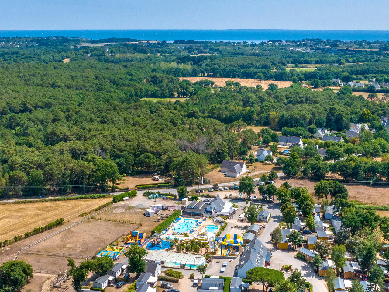 Vue a�rienne du parc aquatique et des Mobil-homes au camping VAGUES OCEANES Moustoir � Carnac (56).