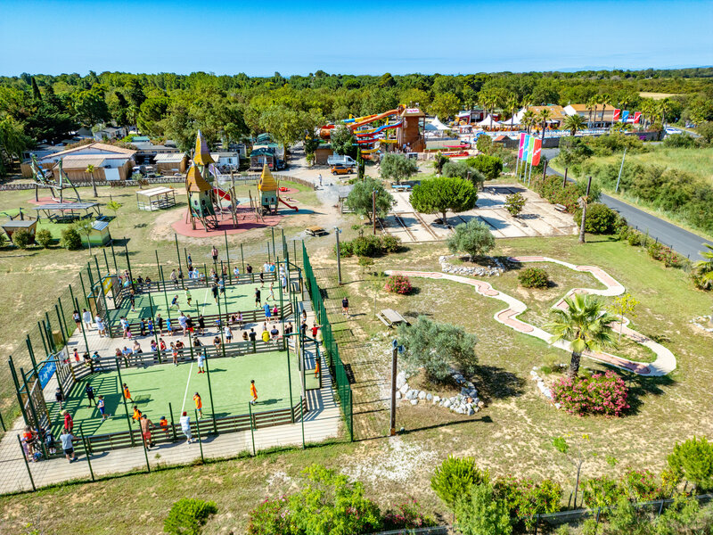 Jeu Carabouille - Terrain multisport avec joueurs, aire de jeux, mini-golf au camping CAPFUN Ondines � Vias Plage (34).
