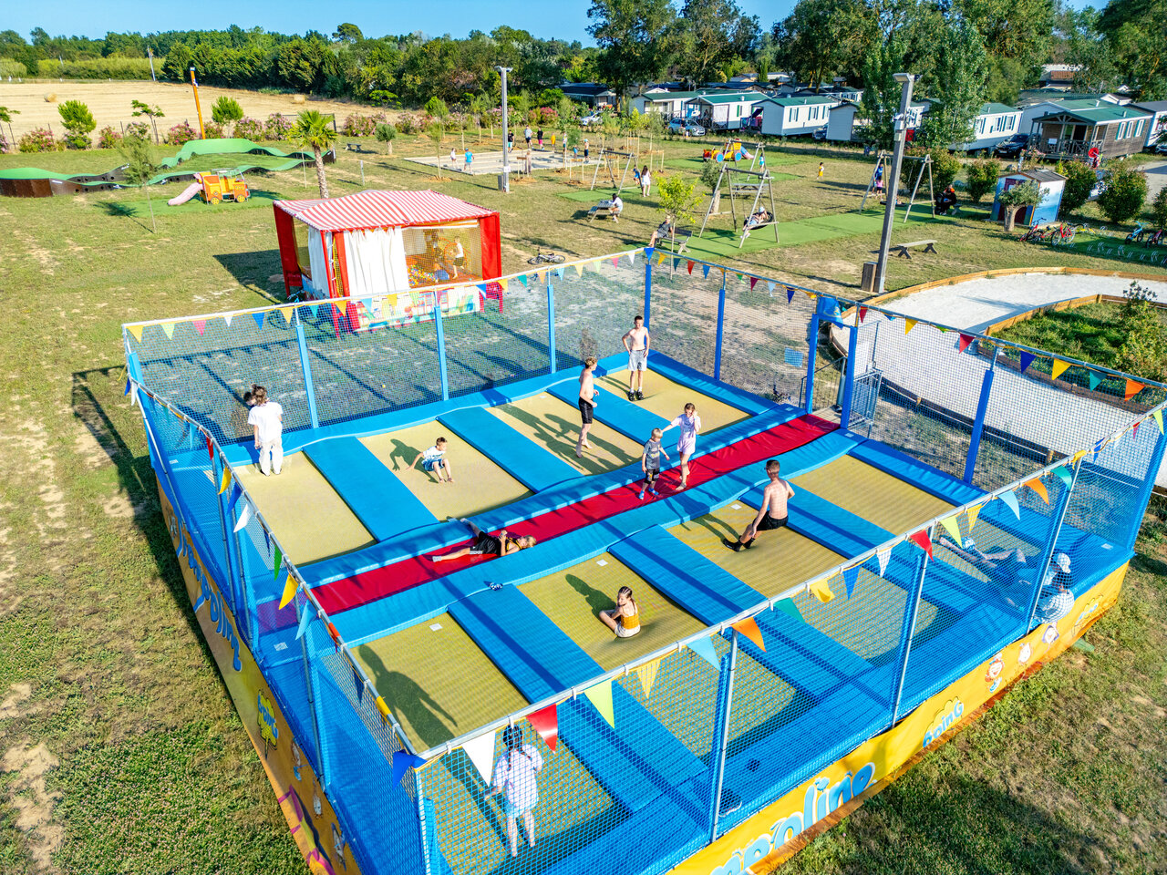 Trampoline park, aire de jeux et Mobil-homes au camping CAPFUN Ondines Vias Plage.