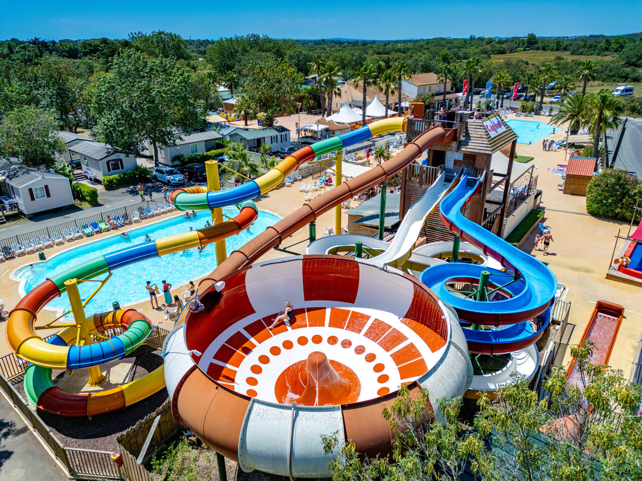 Parc aquatique avec toboggans g�ants et piscine au camping CAPFUN Ondines � Vias Plage (34).