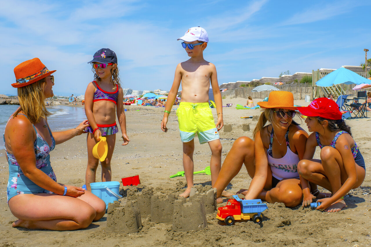 Famille sur la plage, jeux de sable, camping CAPFUN Or, La Grande Motte (34).