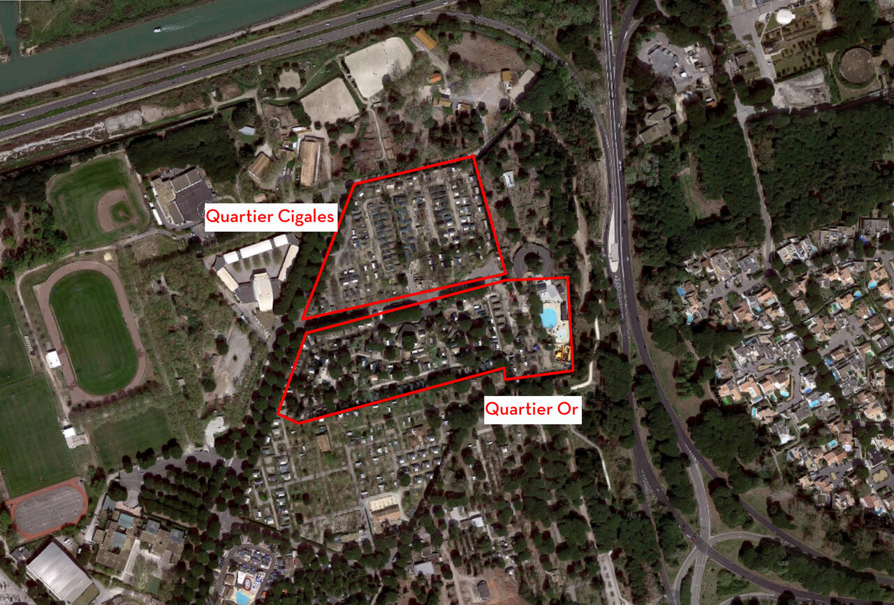 Vue a�rienne des Mobil-homes et piscine au camping CAPFUN Or � La Grande Motte (34).