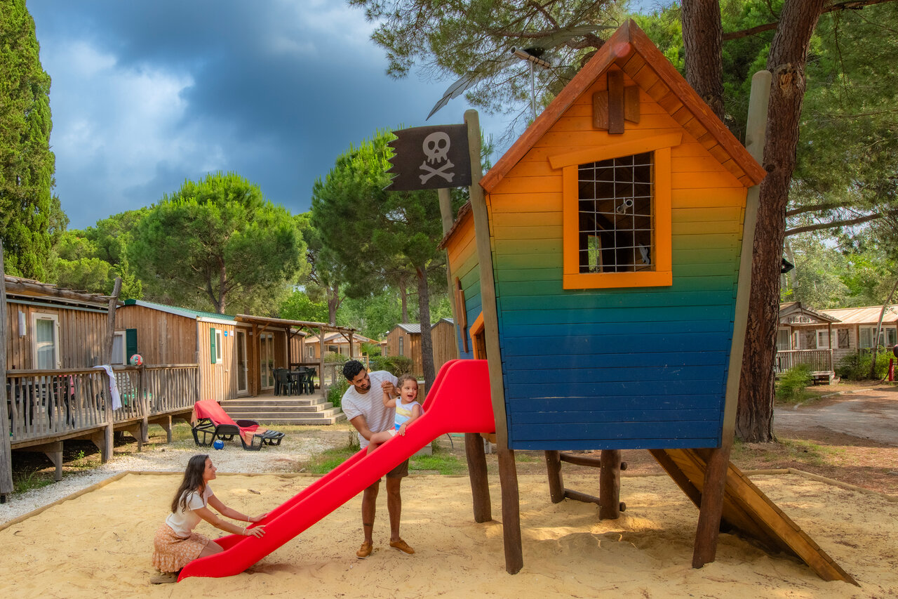 Famille profitant de l'aire de jeux au camping CAPFUN Or La Grande Motte.
