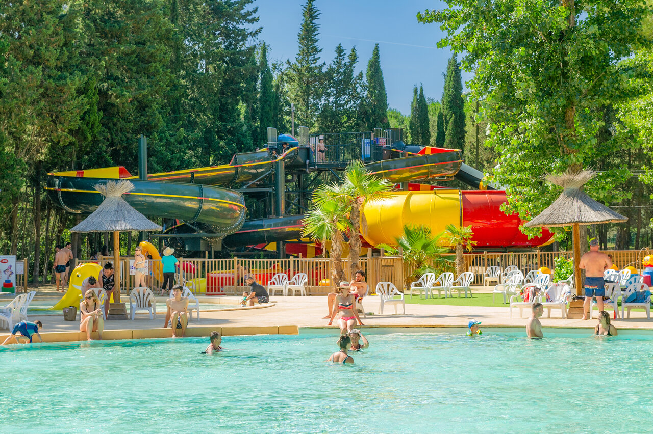 Grands toboggans aquatiques et piscine ext�rieure au camping CAPFUN Or � La Grande Motte (34).