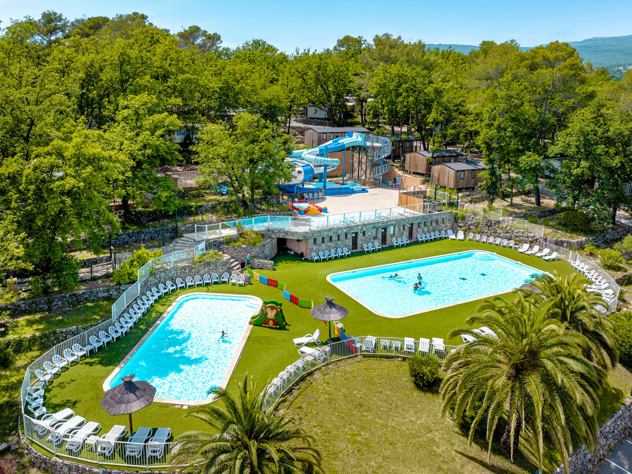 Grandes piscines ext�rieures, toboggans aquatiques au camping CLICOCHIC Or�e d'Azur � OPIO (06).