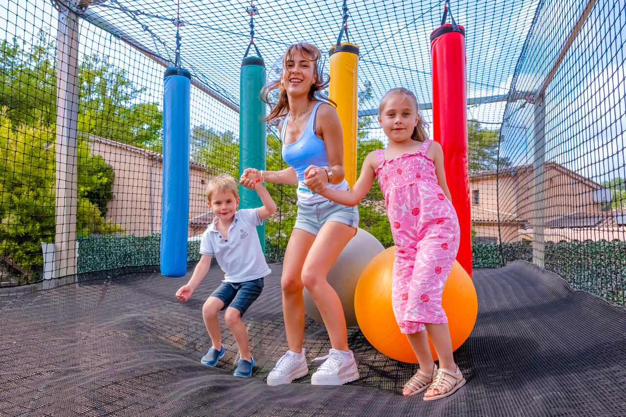 Famille s'amusant sur trampoline g�ant au camping CLICOCHIC Or�e d'Azur � OPIO (06).