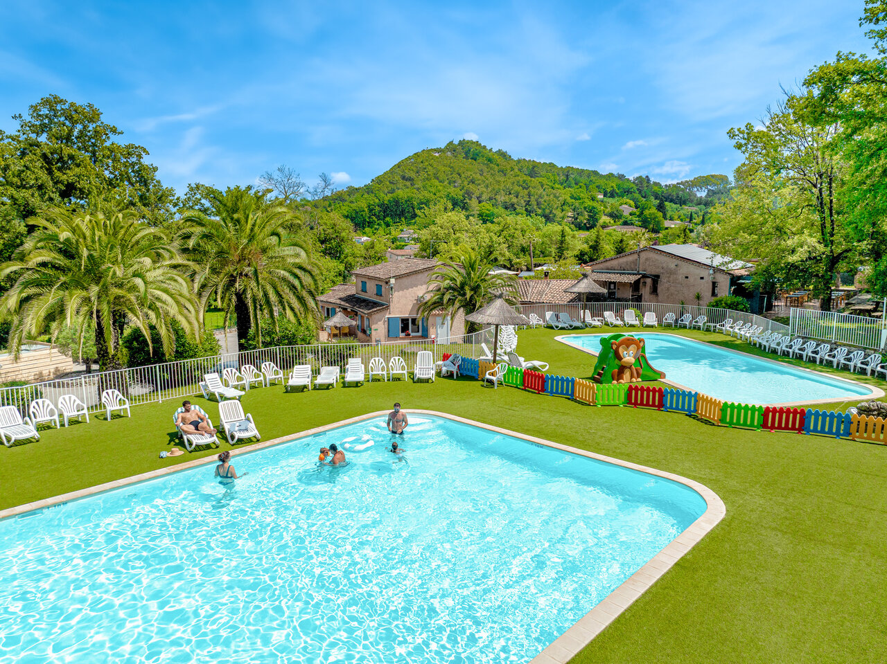 Piscines ext�rieures avec toboggan enfant et transats au camping CLICOCHIC Or�e d'Azur � OPIO (06).