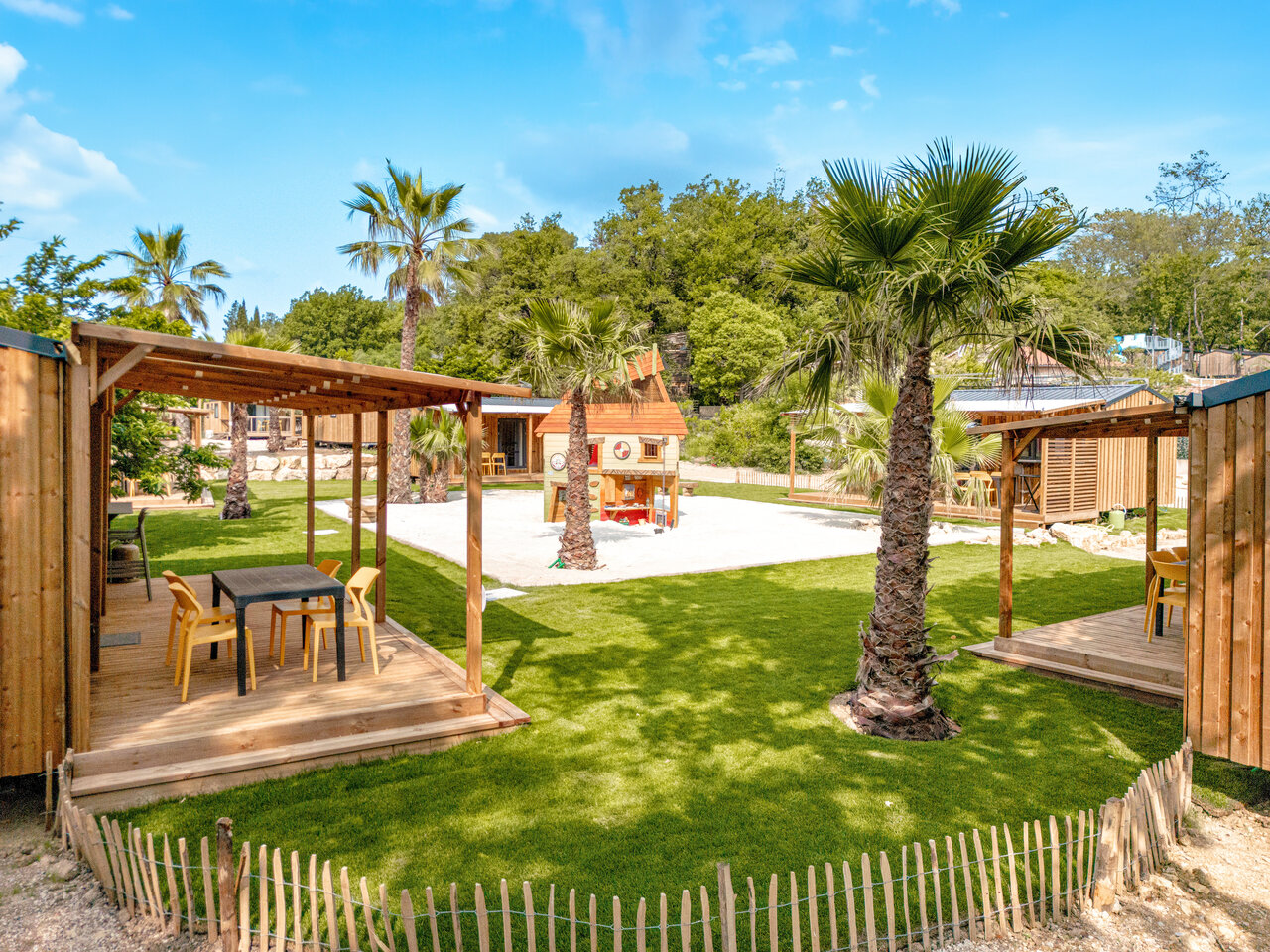 Mobil-homes, jeux enfants au camping CLICOCHIC Or�e d'Azur � OPIO (06).