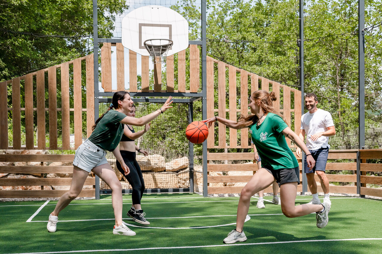 Terrain multisport de basketball avec joueurs au camping CLICOCHIC Or�e d'Azur � OPIO (06).