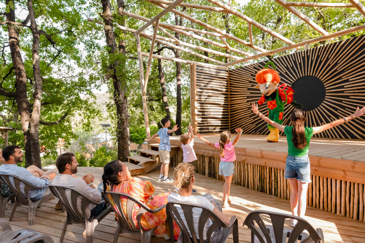 Spectacle d'animation avec mascotte et enfants au camping CLICOCHIC Or�e d'Azur � OPIO (06).