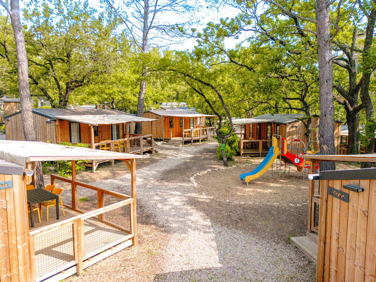Mobil-homes en bois et aire de jeux enfants au camping CLICOCHIC Or�e d'Azur � OPIO (06).