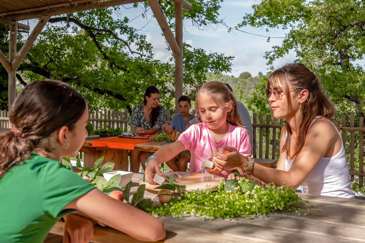 Atelier cr�atif pour enfants et adultes en plein air au camping CLICOCHIC Or�e d'Azur � OPIO (06).