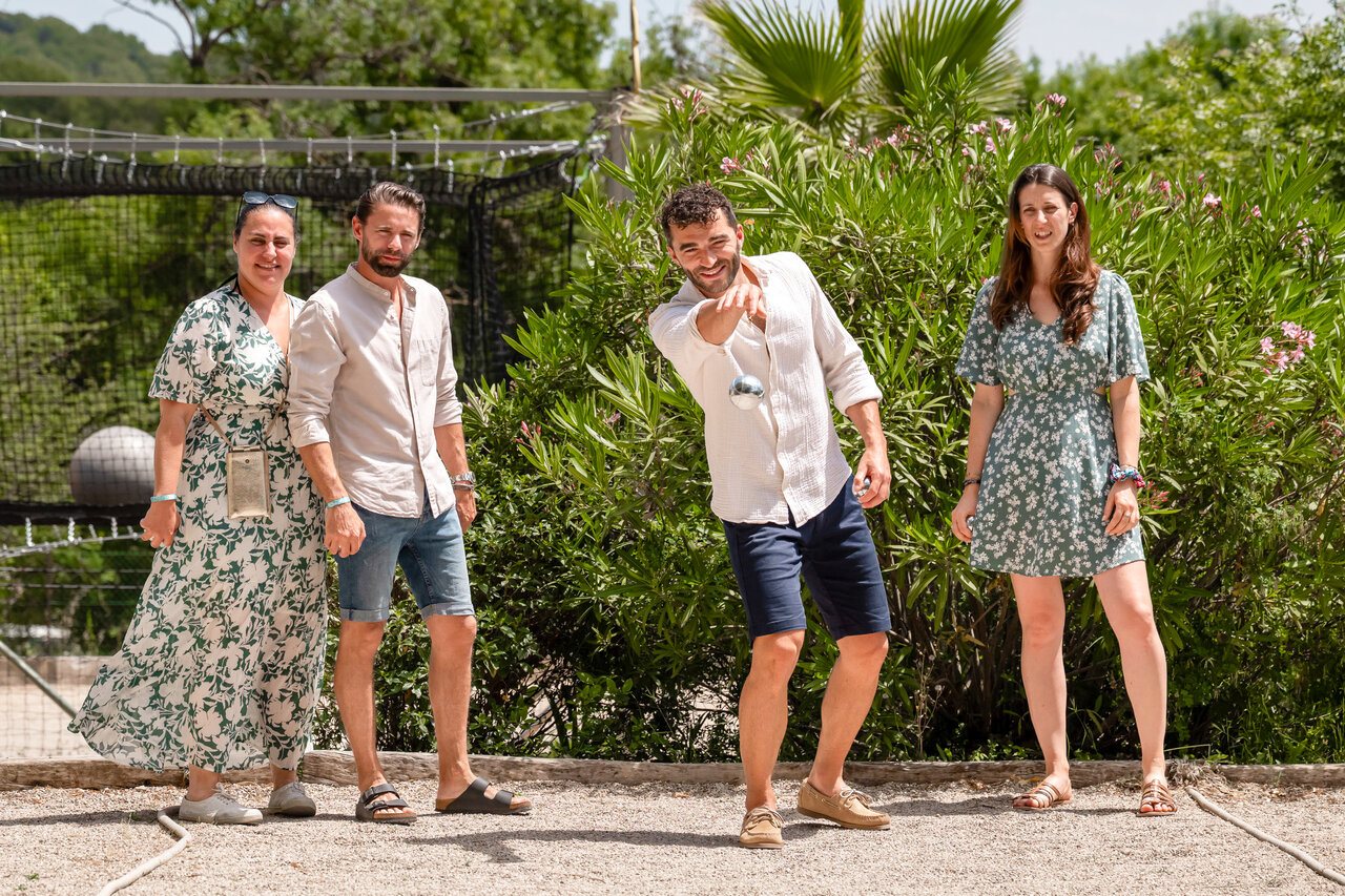 Adultes jouant � la p�tanque sur le terrain au camping CLICOCHIC Or�e d'Azur � OPIO (06).