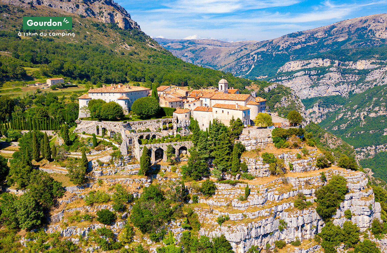 Village m�di�val de Gourdon perch�, maisons en pierre, vue panoramique, Alpes-Maritimes.