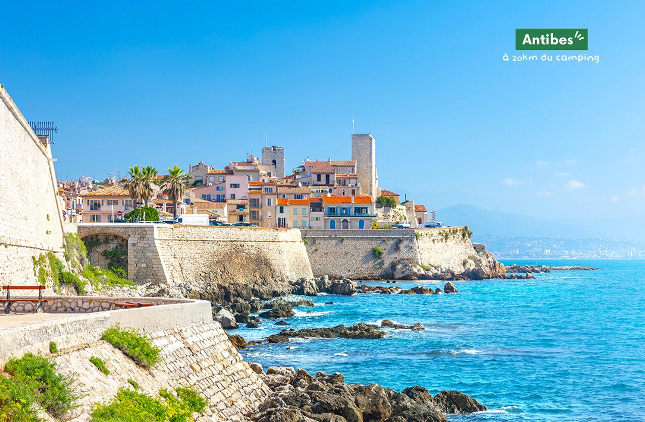 Remparts d'Antibes et vieille ville m�diterran�enne, � visiter sur la C�te d'Azur.