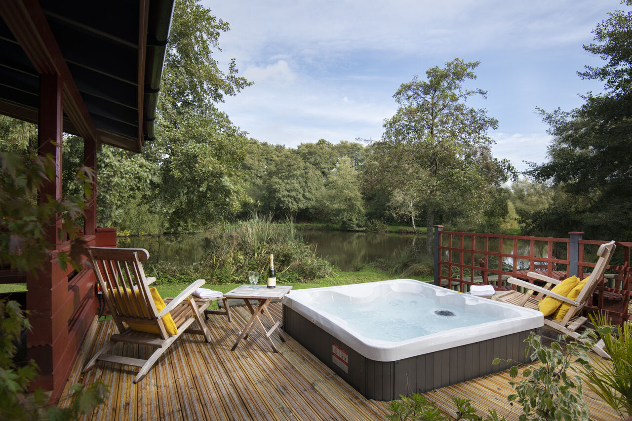 Jacuzzi priv� sur terrasse de Mobil-home, vue lac, au CAPFUN UK Otter Falls.