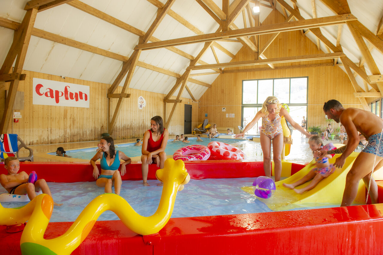 Piscine int�rieure, toboggan, jeux aquatiques au camping CAPFUN Oursi�re � Villard de Lans (38).