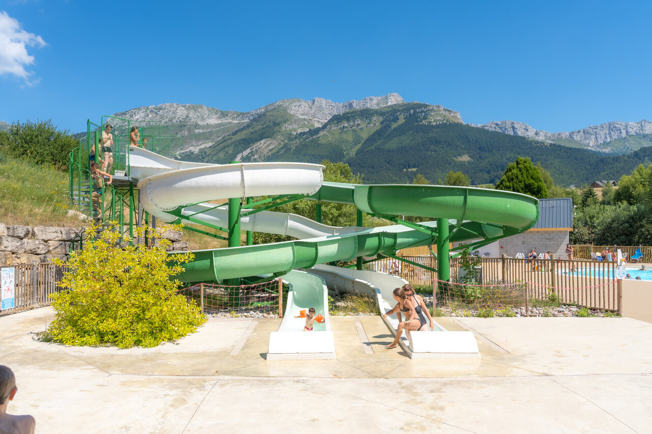 Toboggan aquatique g�ant et piscine au camping CAPFUN Oursi�re � Villard de Lans (38).