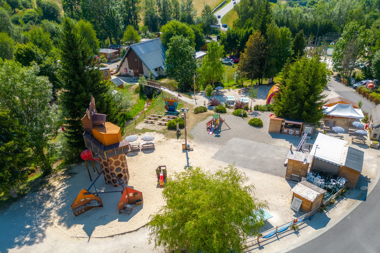 Complexe de jeux g�ant pour enfants au camping CAPFUN Oursi�re � Villard de Lans.