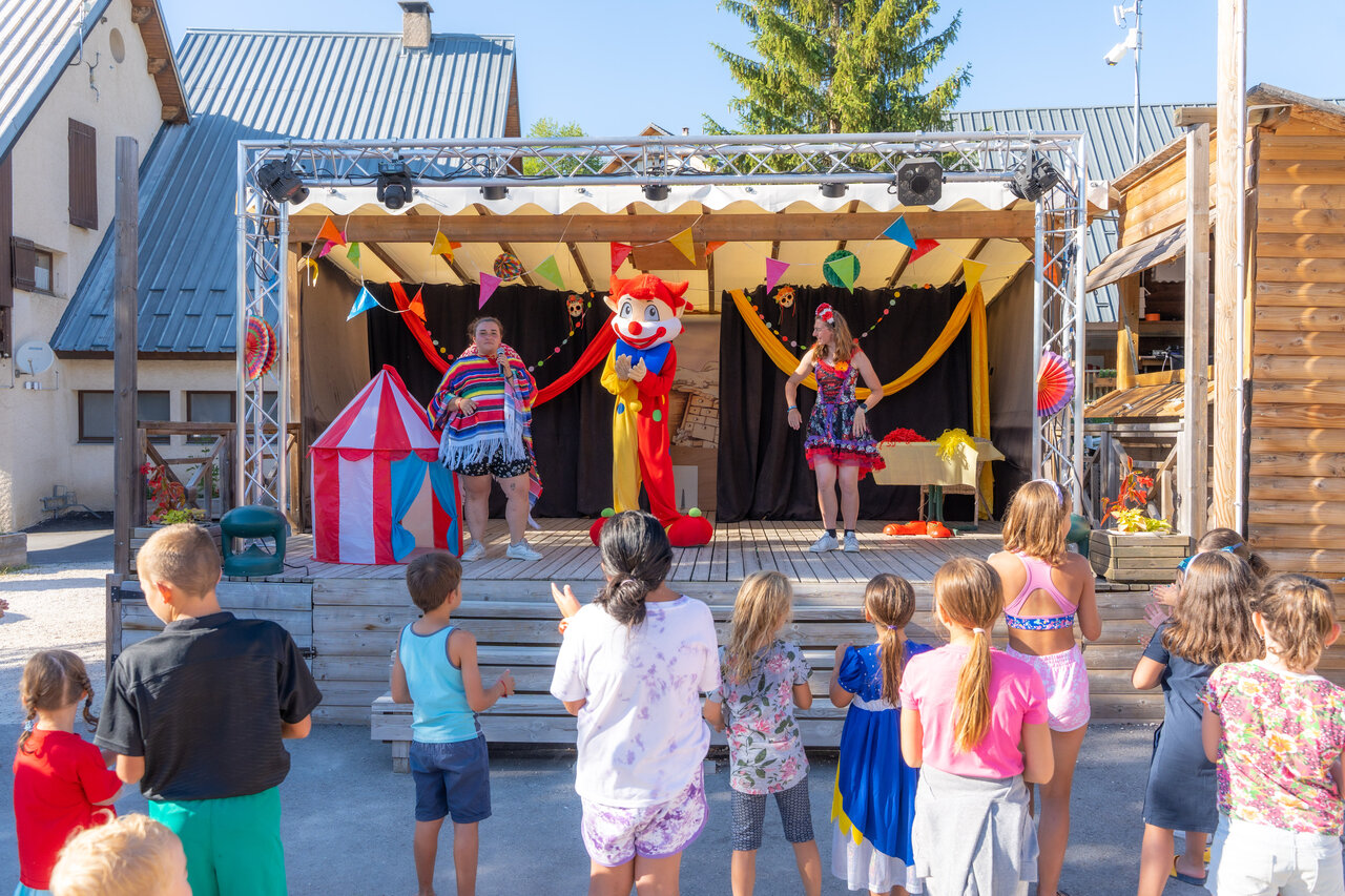 Spectacle d'animation avec mascotte et enfants au camping CAPFUN Oursi�re � Villard de Lans (38).