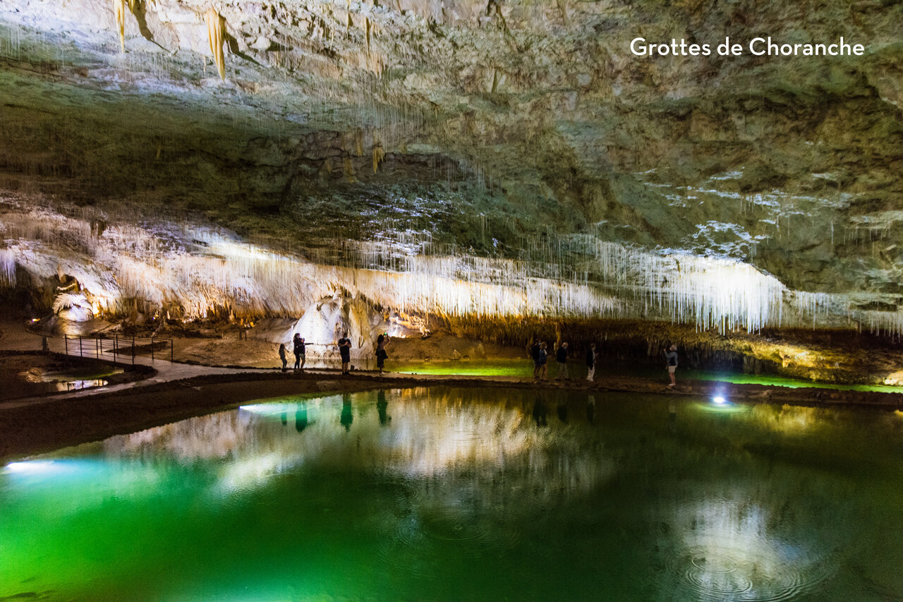 Grottes de Choranche, lac souterrain �meraude et stalactites, pr�s de Villard de Lans (38).