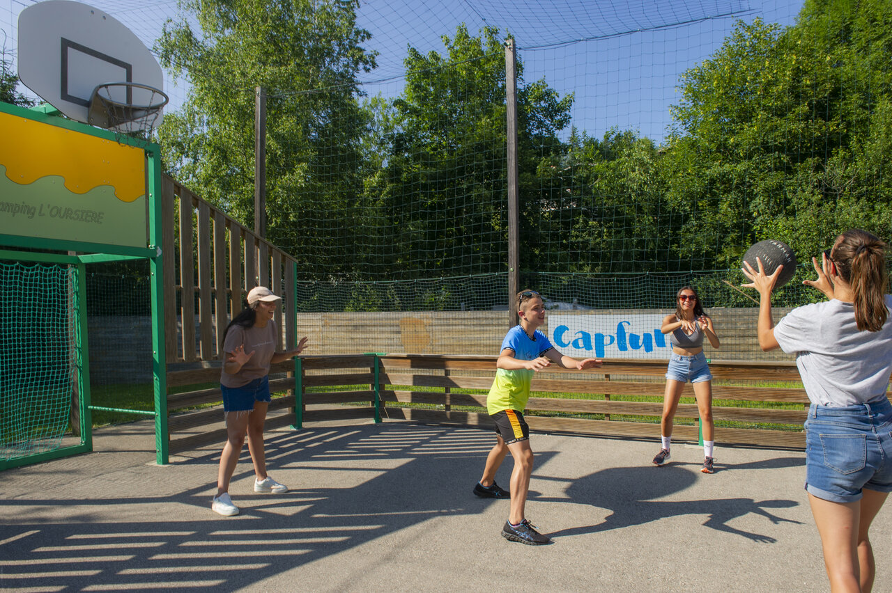 Jeunes jouant au ballon sur terrain multisport au camping CAPFUN Oursi�re � Villard de Lans (38).