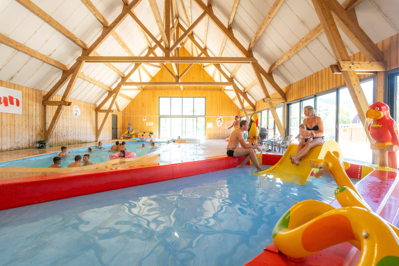 Piscine int�rieure chauff�e, toboggan, jeux d'eau CAPFUN Oursi�re Villard de Lans (38).