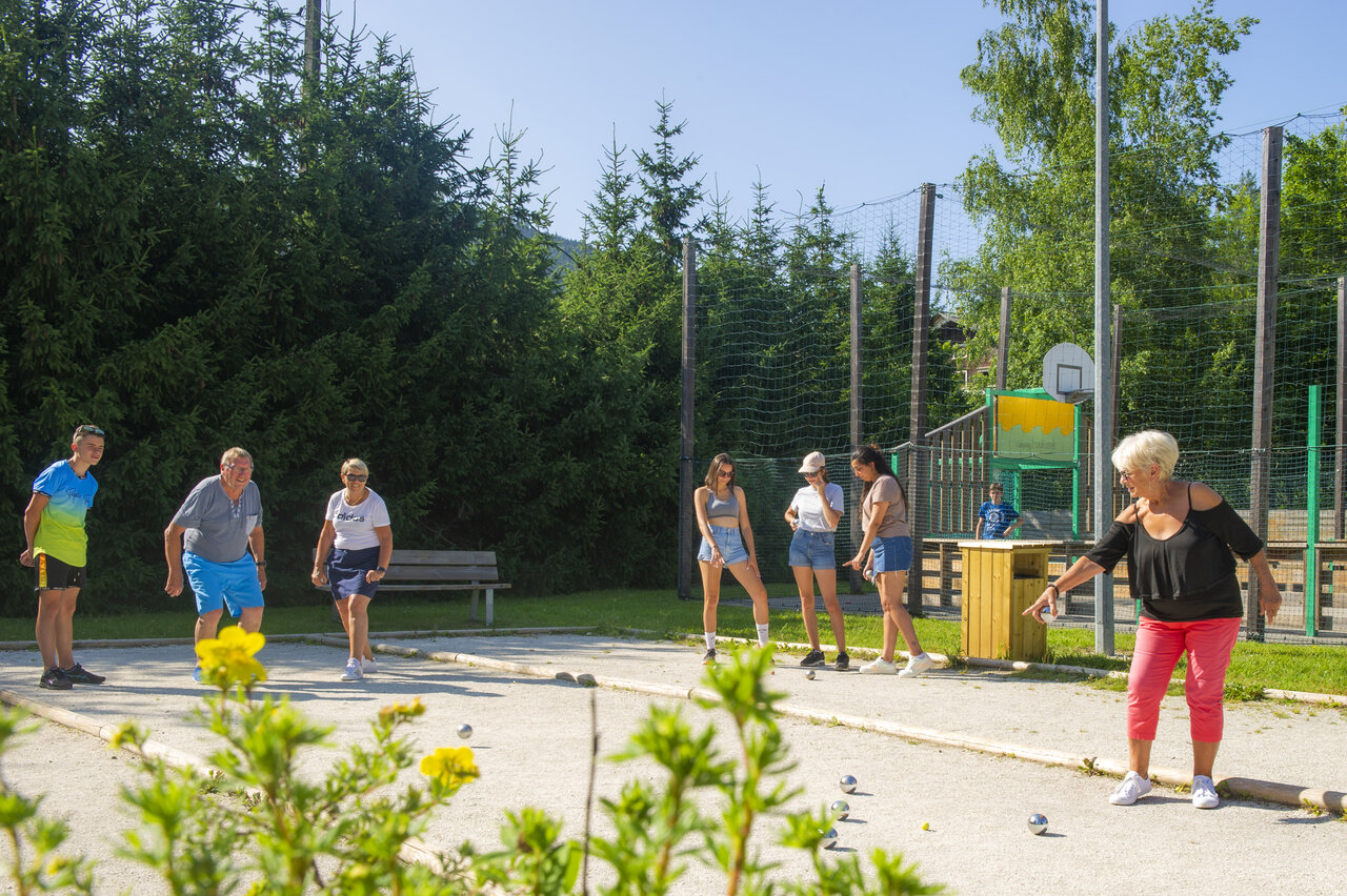 Activit� p�tanque pour tous au camping CAPFUN Oursi�re � Villard de Lans (38).