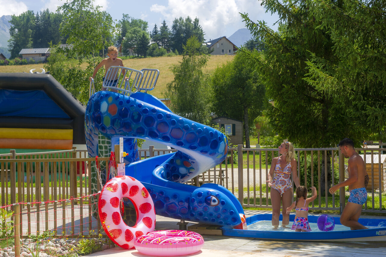 Toboggan aquatique et pataugeoire avec famille au camping CAPFUN Oursi�re � Villard de Lans (38).