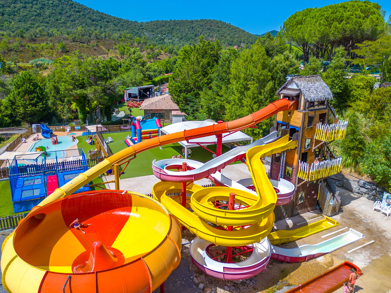 Toboggans aquatiques g�ants, piscine et jeux pour enfants au camping CAPFUN Pachacaid � La Mole (83).