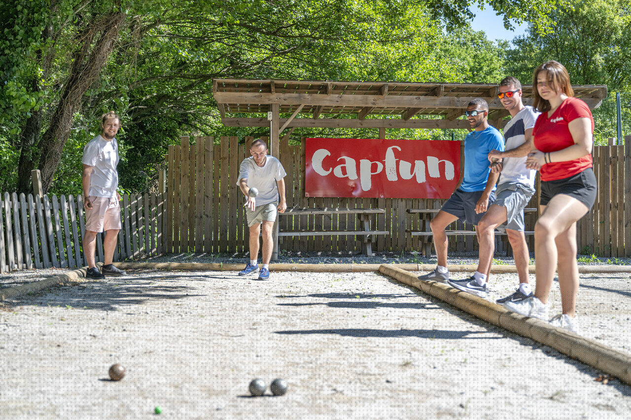 Adultes jouant � la p�tanque sur le terrain du camping CAPFUN Pachacaid (83).