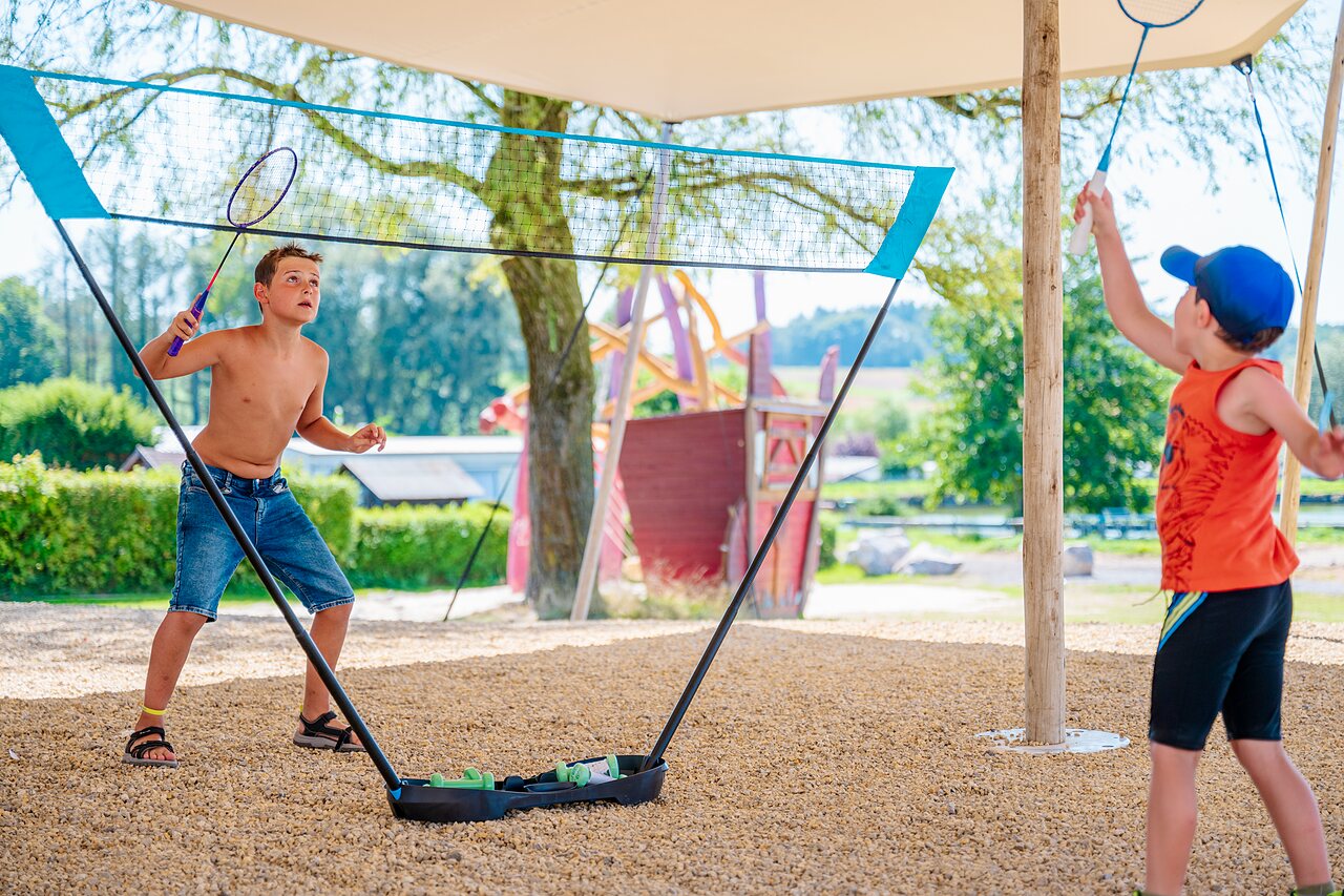 Children playing badminton on gravel court at CAPFUN Pachy in FOSSES LA VILLE.