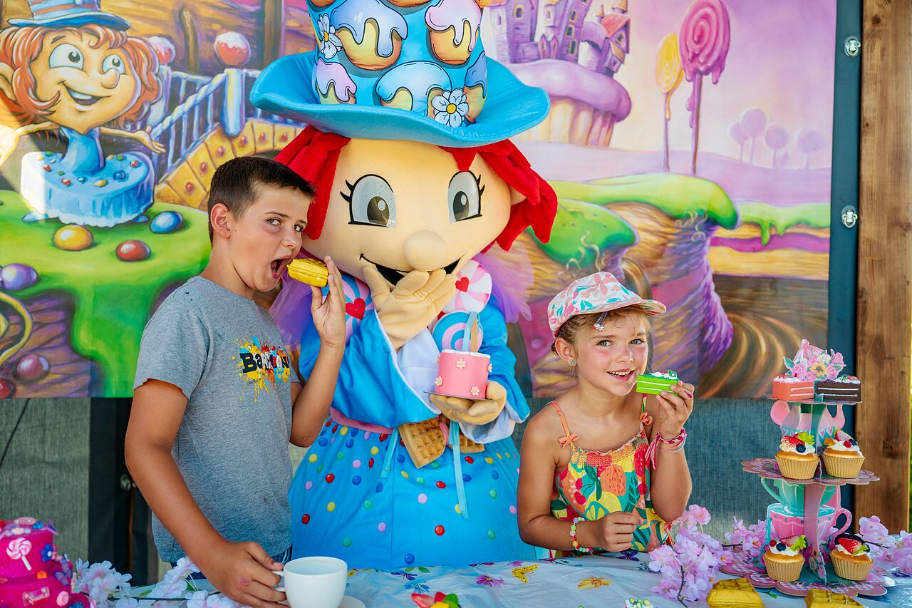 Kids' entertainment, mascot and cakes at CAPFUN Pachy campsite in FOSSES LA VILLE.