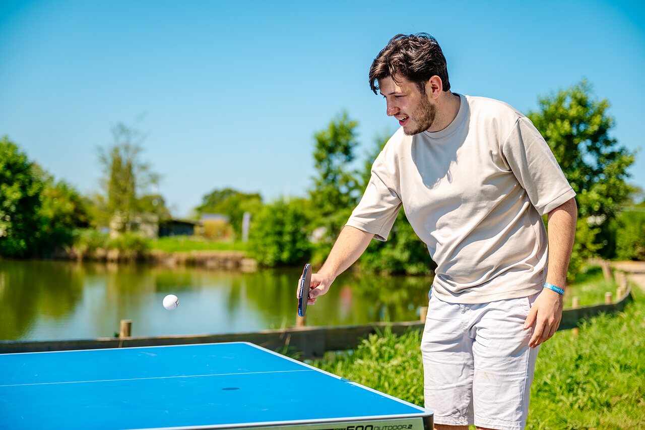 Table tennis outdoors by the lake, CAPFUN Pachy in FOSSES LA VILLE.