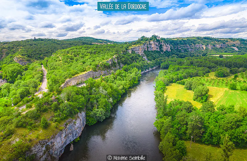 Vall�e de la Dordogne, rivi�re sinueuse, falaises verdoyantes et for�ts luxuriantes.