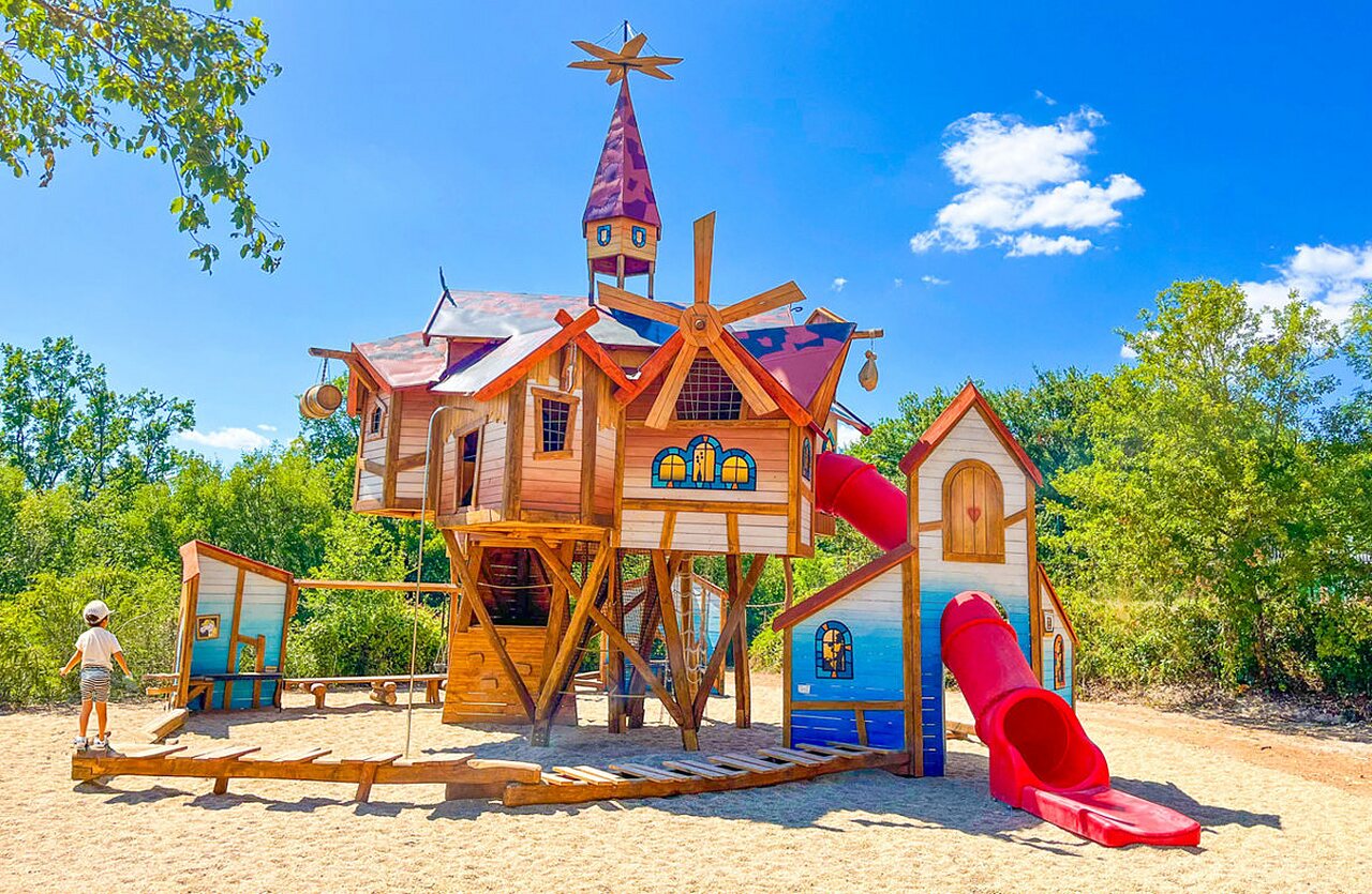 Aire de jeux en bois, toboggan rouge, enfant, camping VAGUES OCEANES (46).