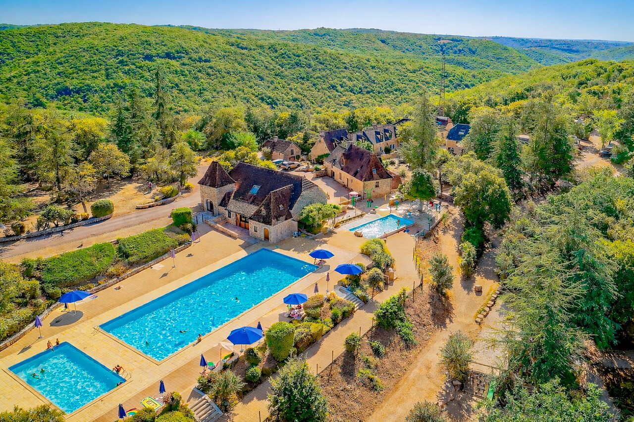 Vue a�rienne des piscines ext�rieures et b�timents au camping VAGUES OCEANES Paille Basse � Souillac (46).