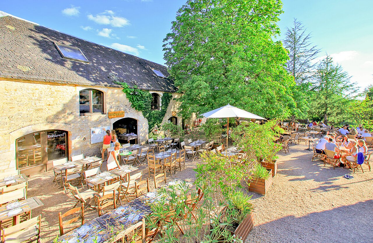 Restaurant ext�rieur, terrasse conviviale au camping VAGUES OCEANES Paille Basse � Souillac.