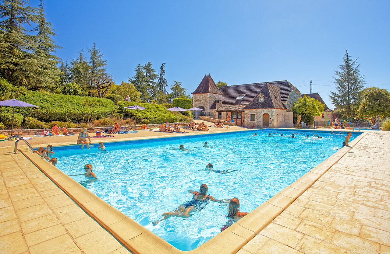 Piscine ext�rieure, baigneurs, b�timent au camping VAGUES OCEANES Paille Basse � Souillac (46).