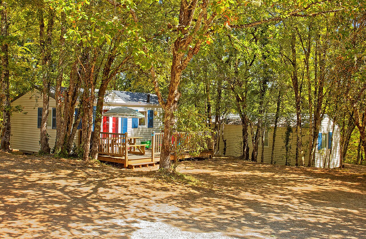 Mobil-home ombrag� avec terrasse en bois au camping VAGUES OCEANES Paille Basse � Souillac (46).