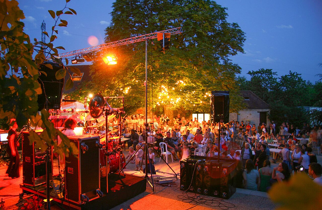 Animation soir�e concert avec public au camping VAGUES OCEANES Paille Basse � Souillac (46).